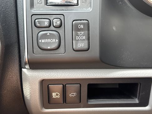 Used 2018 Toyota Sequoia Platinum AWD/4WD image 25
