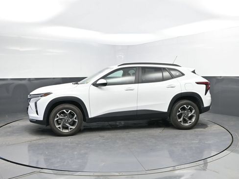Used 2025 Chevrolet Trax LT FWD image 4