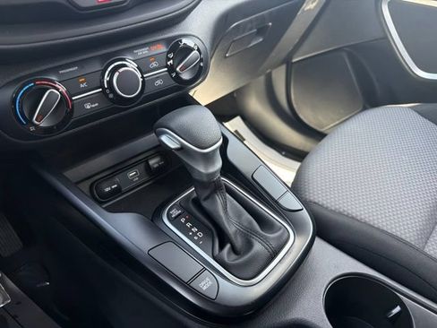 Used 2025 Kia Soul LX w/ LX Technology Package FWD image 40