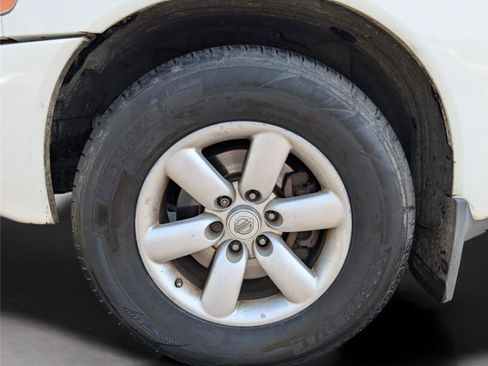 Used 2011 Nissan Titan SV w/ SV Value Truck Pkg image 11