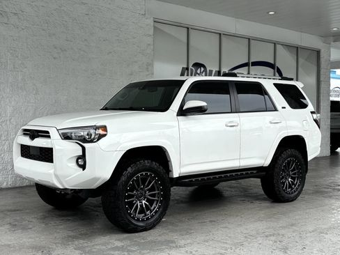 Used 2022 Toyota 4Runner SR5 w/ TRD Black Wheel Package (TMS) AWD/4WD image 4