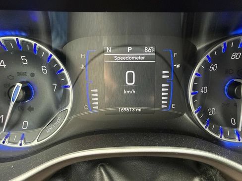 Used 2018 Chrysler Pacifica Touring w/ Tire & Wheel Group FWD image 18