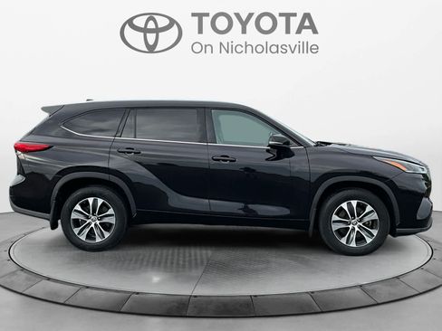 Used 2021 Toyota Highlander XLE AWD/4WD image 6