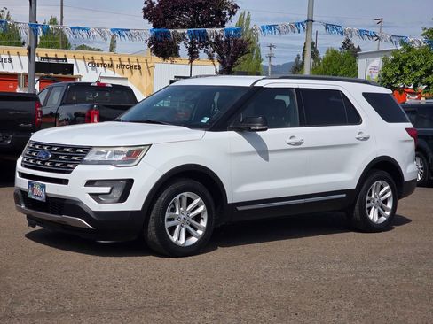 Used 2017 Ford Explorer XLT w/ Equipment Group 202A FWD image 1