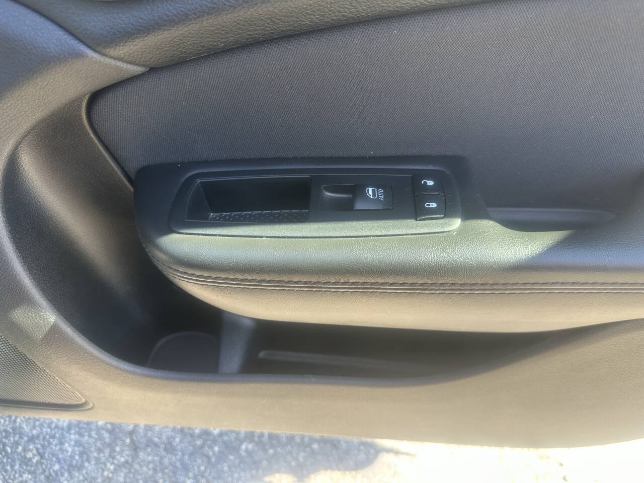 Used 2016 Chrysler 200 Limited w/ Anniversary Edition FWD image 7
