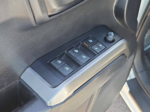 Used 2020 Toyota Tacoma SR5 RWD image 12