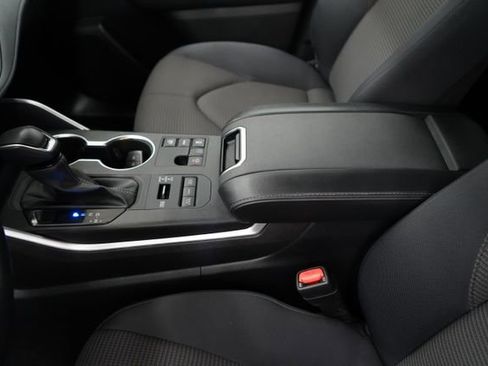 Used 2024 Toyota Highlander LE AWD/4WD image 57