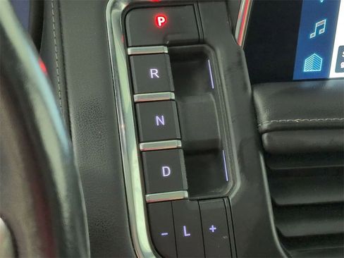 Certified 2022 Chevrolet Suburban Z71 w/ Luxury Package image 15