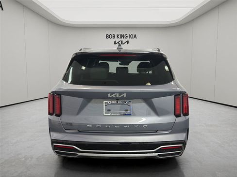 Used 2022 Kia Sorento S FWD image 4