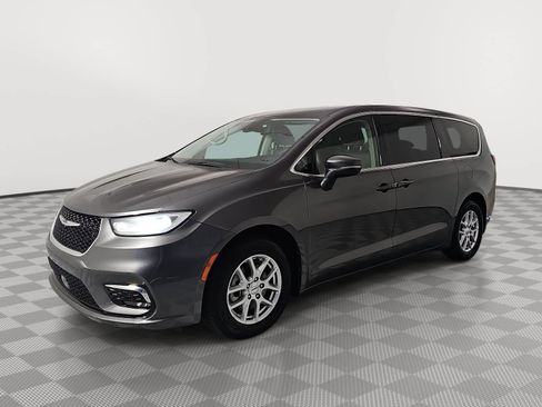 Used 2023 Chrysler Pacifica Touring-L FWD image 4