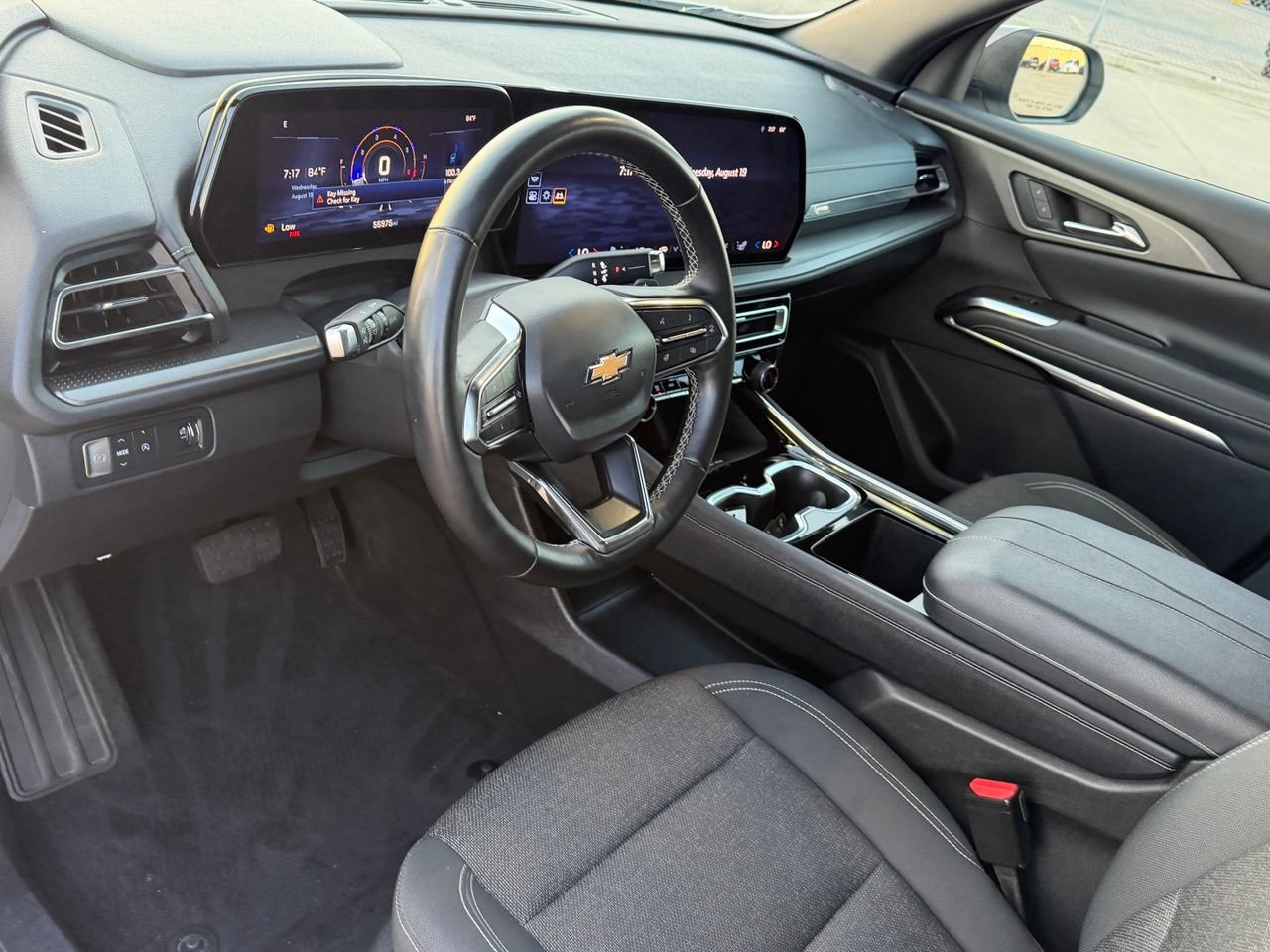 Used 2025 Chevrolet Traverse LT FWD image 16