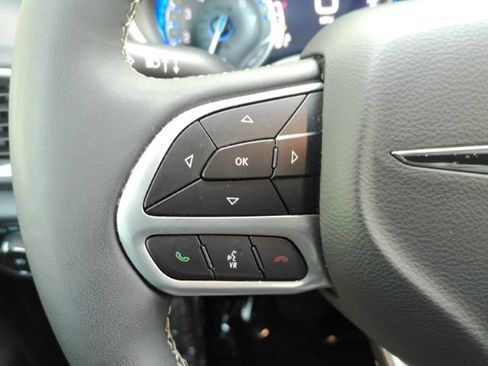 Used 2025 Chrysler Pacifica Select FWD image 42