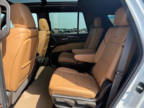 Used 2023 Cadillac Escalade Premium Luxury AWD/4WD image 14