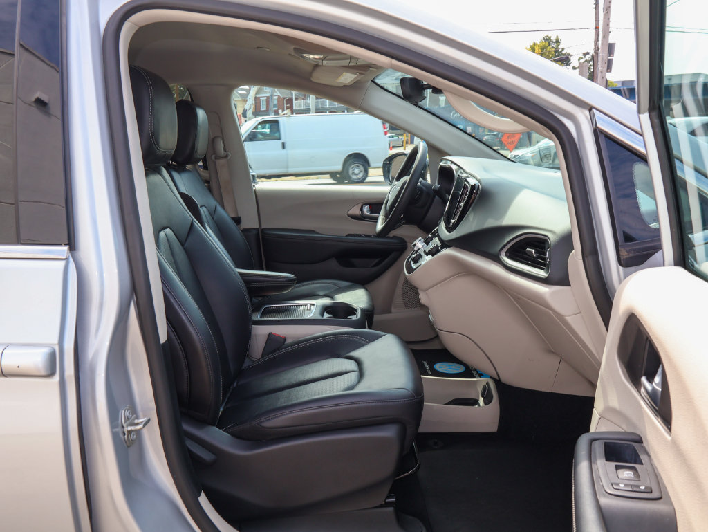 Used 2024 Chrysler Pacifica Touring-L FWD image 31