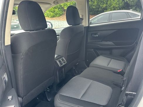 Used 2019 Mitsubishi Outlander ES FWD image 11
