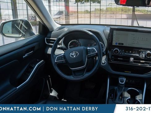 Used 2023 Toyota Highlander XLE FWD image 16
