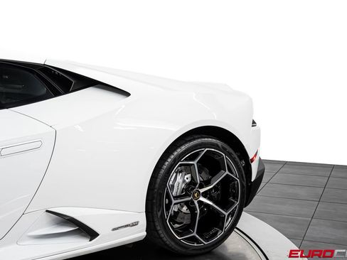 Used 2021 Lamborghini Huracan EVO RWD image 15
