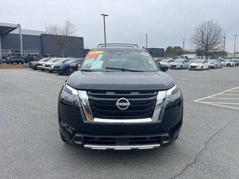 Certified 2025 Nissan Pathfinder SL image 2