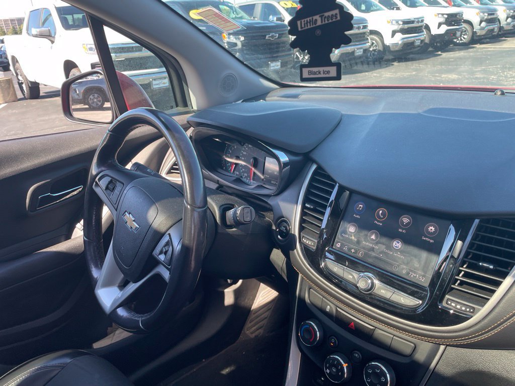 Used 2020 Chevrolet Trax LT w/ Sun & Sound Package FWD image 12