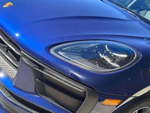 Certified 2026 Porsche Macan AWD/4WD image 11