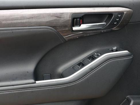 Used 2024 Toyota Highlander Limited AWD/4WD image 28