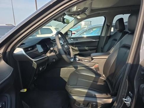 Used 2023 Jeep Grand Cherokee Limited w/ Luxury Tech Group II AWD/4WD image 2