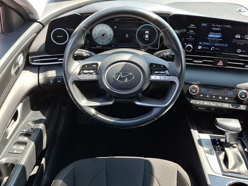 Used 2021 Hyundai Elantra SEL w/ Convenience Package FWD image 2