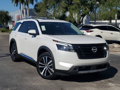 New 2025 Nissan Pathfinder Platinum w/ Black Appearance Package