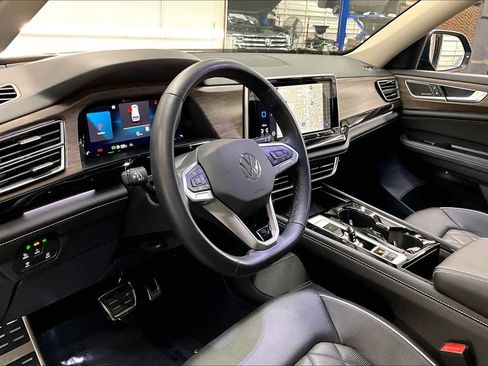 Used 2025 Volkswagen Atlas SEL Premium R-Line image 16