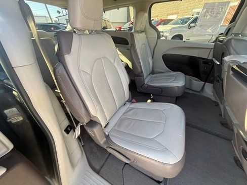 Used 2017 Chrysler Pacifica Touring-L Plus w/ Tire & Wheel Group image 14