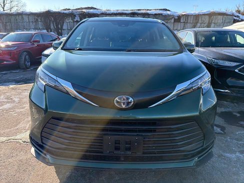 Used 2022 Toyota Sienna LE image 2