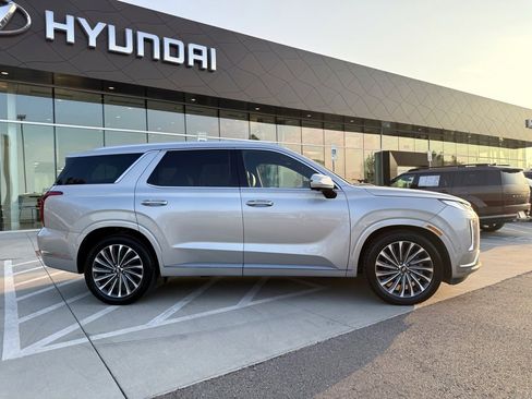 Used 2024 Hyundai Palisade Calligraphy image 3
