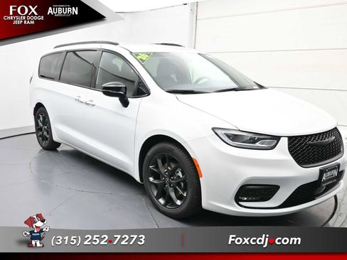 New 2026 Chrysler Pacifica Select image 1