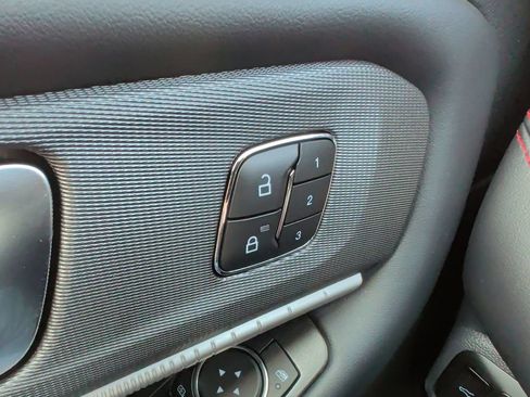 Used 2025 Ford Explorer ST AWD/4WD image 29