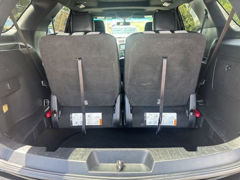 Used 2017 Ford Explorer XLT w/ Equipment Group 202A AWD/4WD image 18