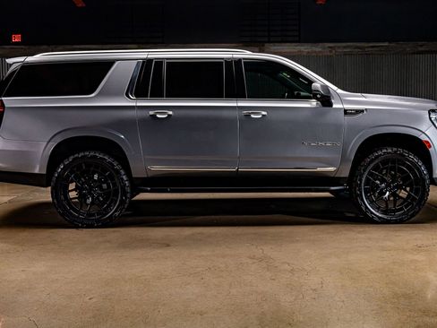 Used 2022 GMC Yukon XL SLT w/ SLT Premium Package image 11