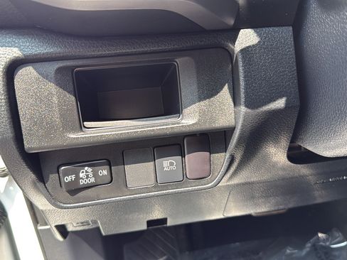 Used 2018 Toyota Tacoma SR5 AWD/4WD image 17
