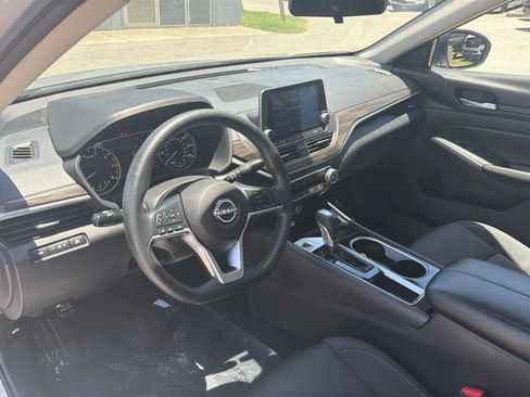 Used 2024 Nissan Altima 2.5 SV FWD image 11