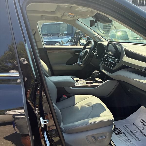 Used 2021 Toyota Highlander Platinum AWD/4WD image 3