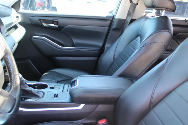 Used 2022 Toyota Highlander XLE FWD image 29