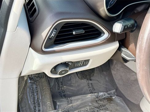 Used 2018 Chrysler Pacifica Touring-L image 11