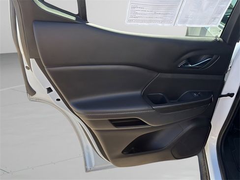 Used 2023 GMC Acadia SLT image 17