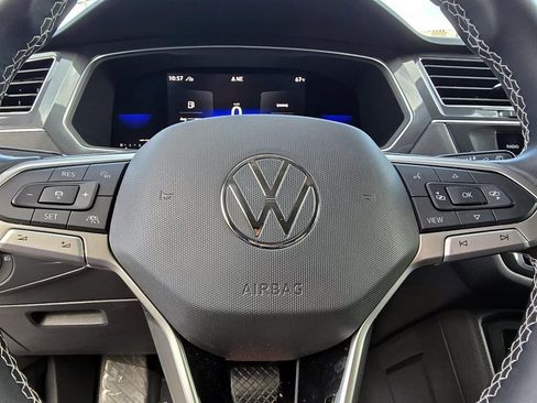 Certified 2022 Volkswagen Tiguan SE image 16