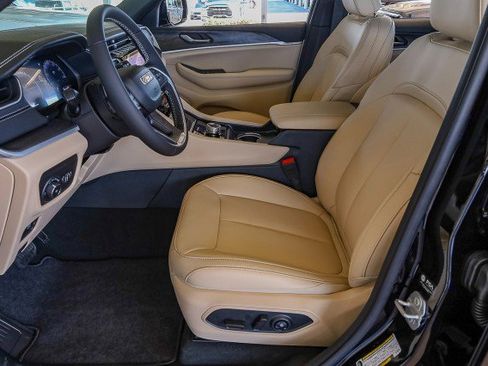 New 2025 Jeep Grand Cherokee Limited image 9