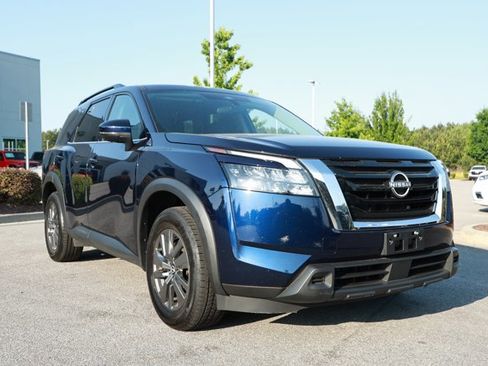 Used 2024 Nissan Pathfinder SV FWD image 3