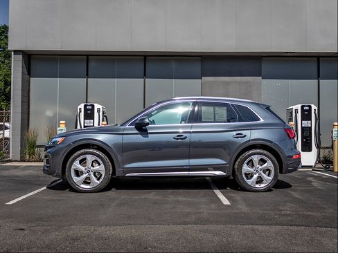 Used 2021 Audi Q5 2.0T Premium Plus w/ Premium Plus Package AWD/4WD image 3