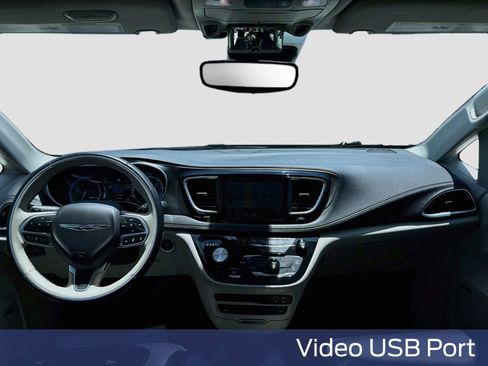 Used 2018 Chrysler Pacifica Limited w/ Tire & Wheel Group FWD image 28