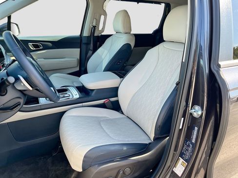 Certified 2025 Kia Carnival EX image 13