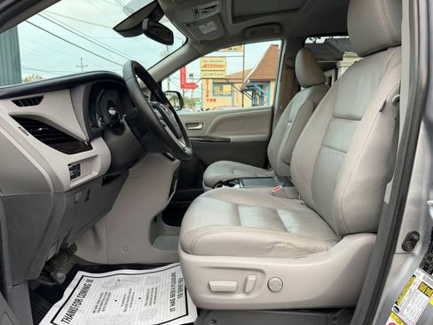 Used 2018 Toyota Sienna XLE w/ XLE Navigation Package AWD/4WD image 17
