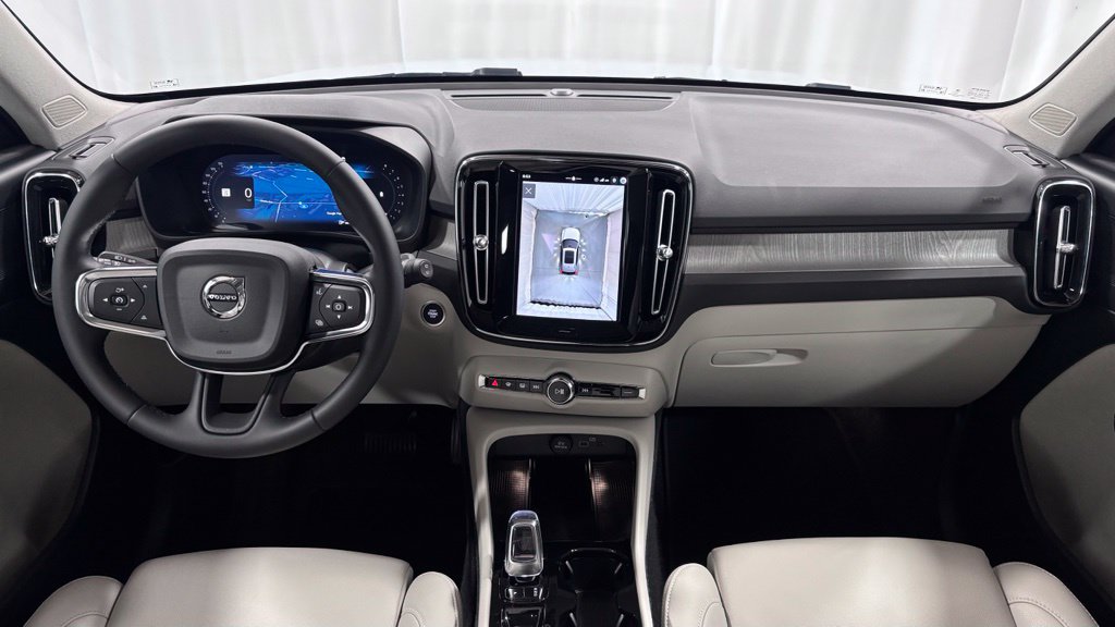 Certified 2026 Volvo XC40 B5 Plus AWD/4WD image 2